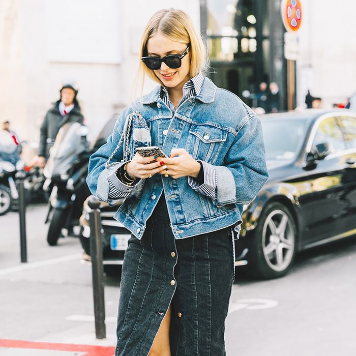 How to Wear an Oversized Jean Jacket in Summer | Denim jacket, Cropped denim  jacket women, Denim jacket outfit