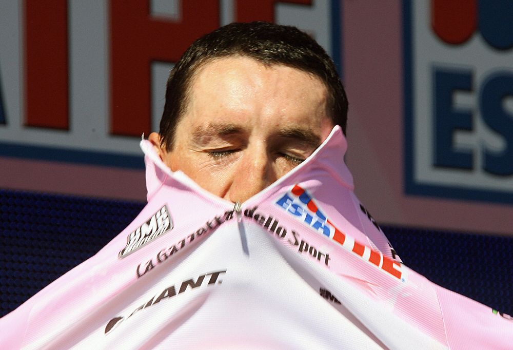 Marco Pinotti dons the maglia rosa in 2007