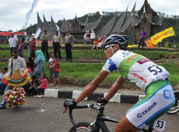Action Cycling Team Taiwan pass through the Istano Basa Pagaruyung, Batu Sangkar.
