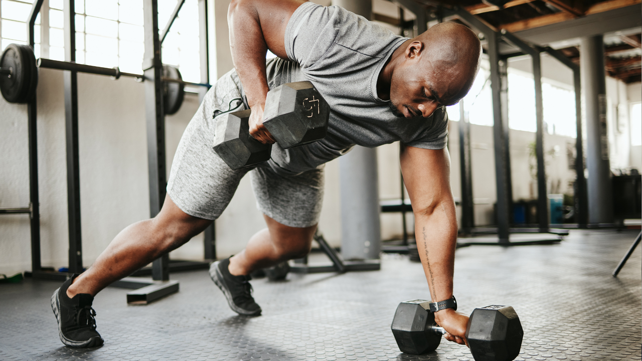 Man doing dumbbell renegade row