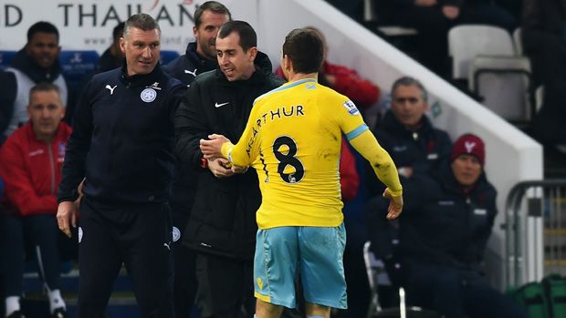 Manager of Leicester City Nigel Pearson exchanges words with James McArthur of Crystal Palace