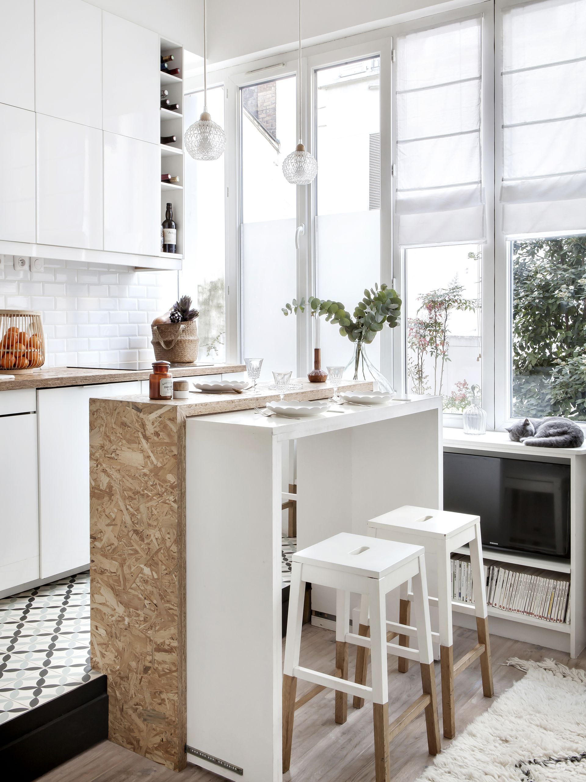 Μια μπάρα πρωινού από ξύλο με ένα αντίστοιχο που ανοίγει από κάτω