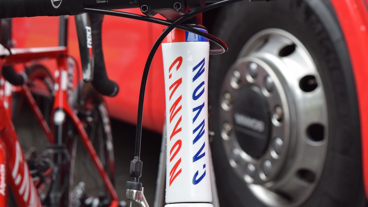 SRAM's Red eTap wireless groupset ensures a clean front end