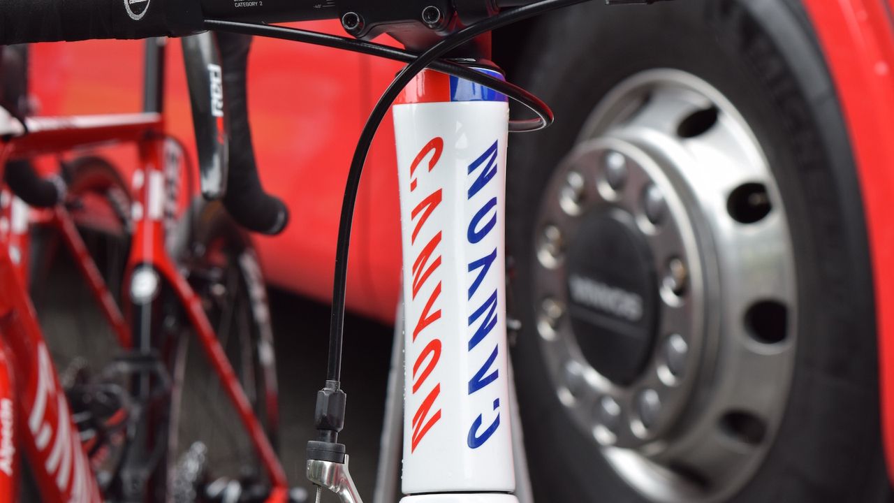 SRAM's Red eTap wireless groupset ensures a clean front end