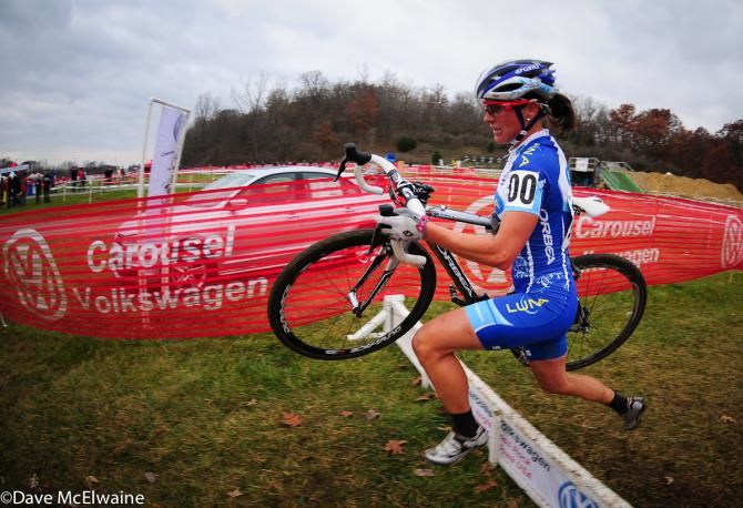 Katerina Nash (Luna Pro Team) running the barriers on her last lap