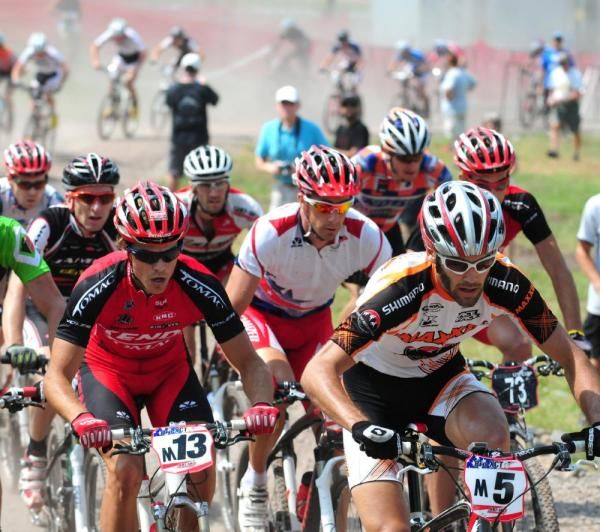 Geoff Kabush (Team Maxxis) near the front of the start.
