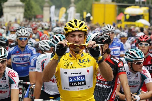 Fabian Cancellara (Saxo Bank) makes sure his glasses are in tip-top shape.