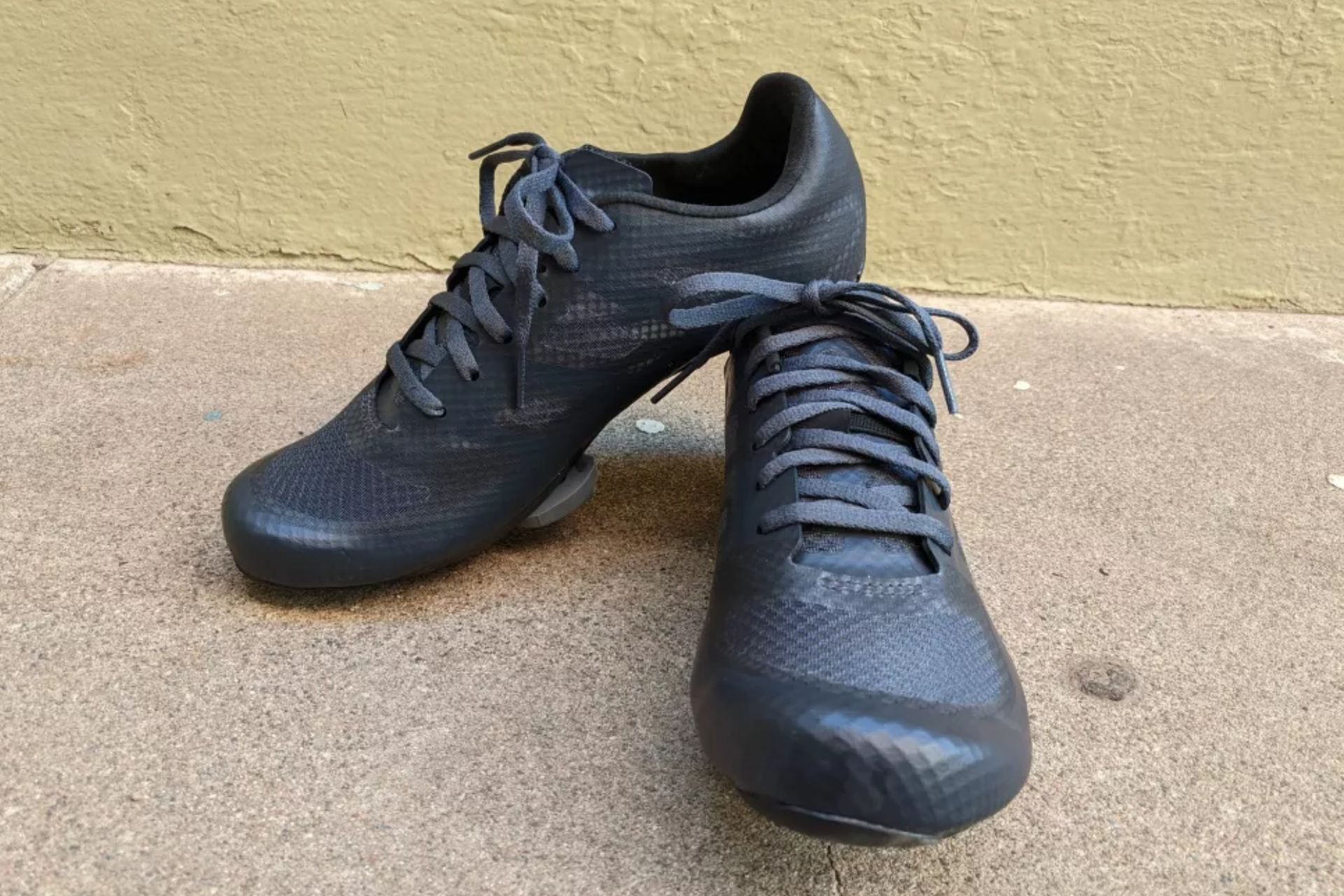 Image shows the Pearl Izumi PRO Air Shoes.