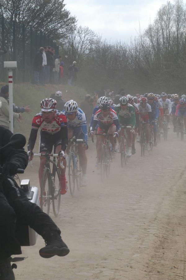 Michele Bartoli rides at the front in dusty conditions back in 2004, when big Swede Magnus B&auml;ckstedt won the title.