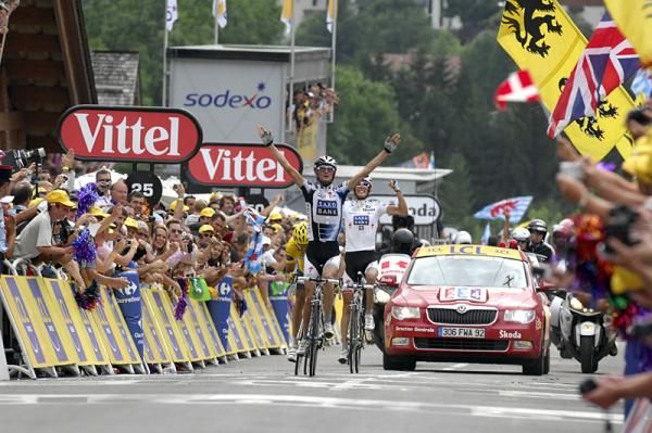 The Schleck brothers, Fr&auml;nk and Andy, finish first and third while Alberto Contador claimed second place.