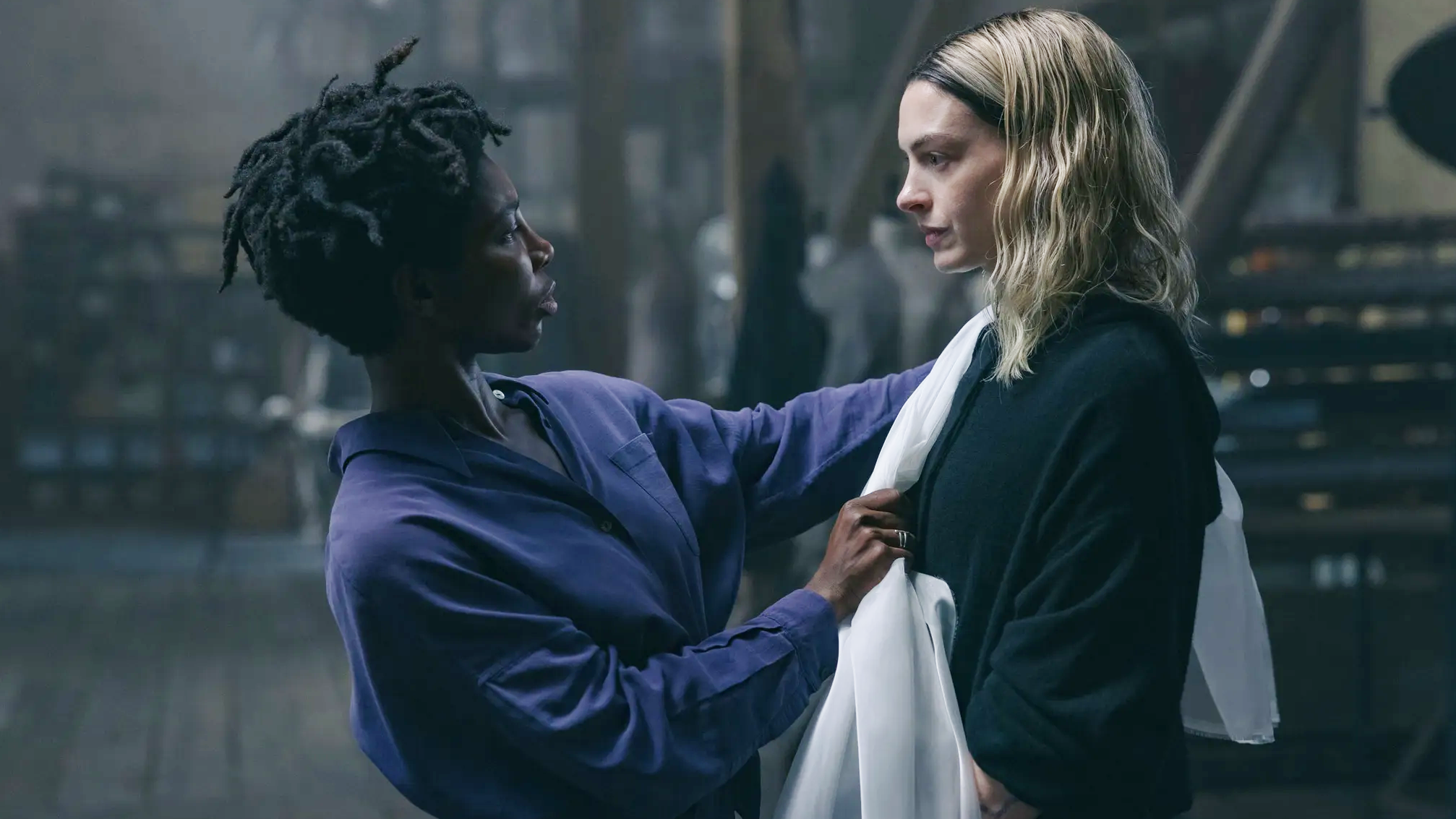 (L-R) مایکلا کوئل و آن هاتاوی "مریم باکره" (2026).