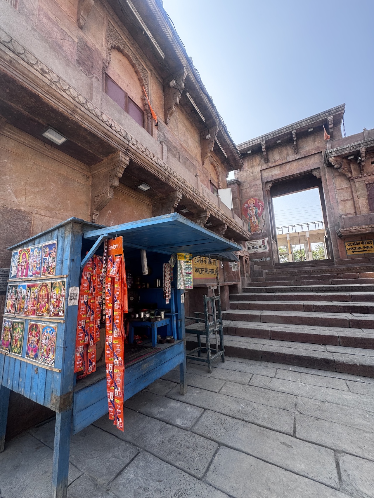 インド、ハイデラバードの青い屋台と階段とアーチ道を望むバラナシセットの写真