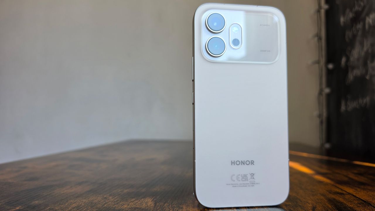 The Honor 600 on a desk