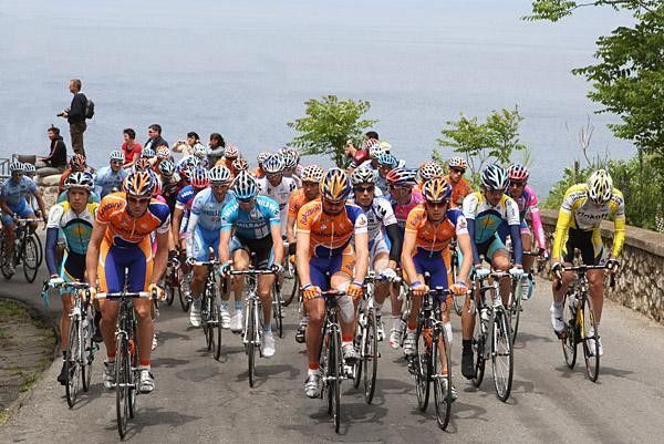 The group heads up the only categorized climb of the day - the Passo di Pietra Spada.