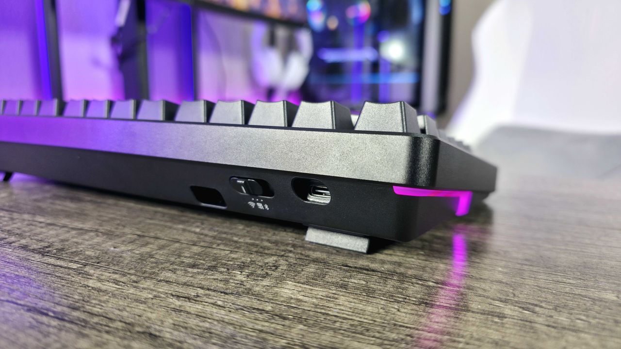 Image of the HyperX Alloy Rise 75 Wireless gaming keyboard.
