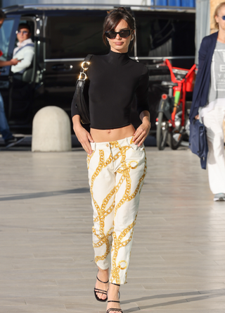 Emily Ratajkowski is seen during Milan Fashion Week Womenswear Spring/Summer 2023 on September 22, 2022 in Milan, Italy