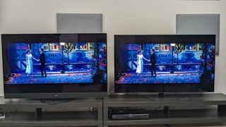 Panasonic MZ1500 en Philips OLED809 met eindscène van La La Land op het scherm