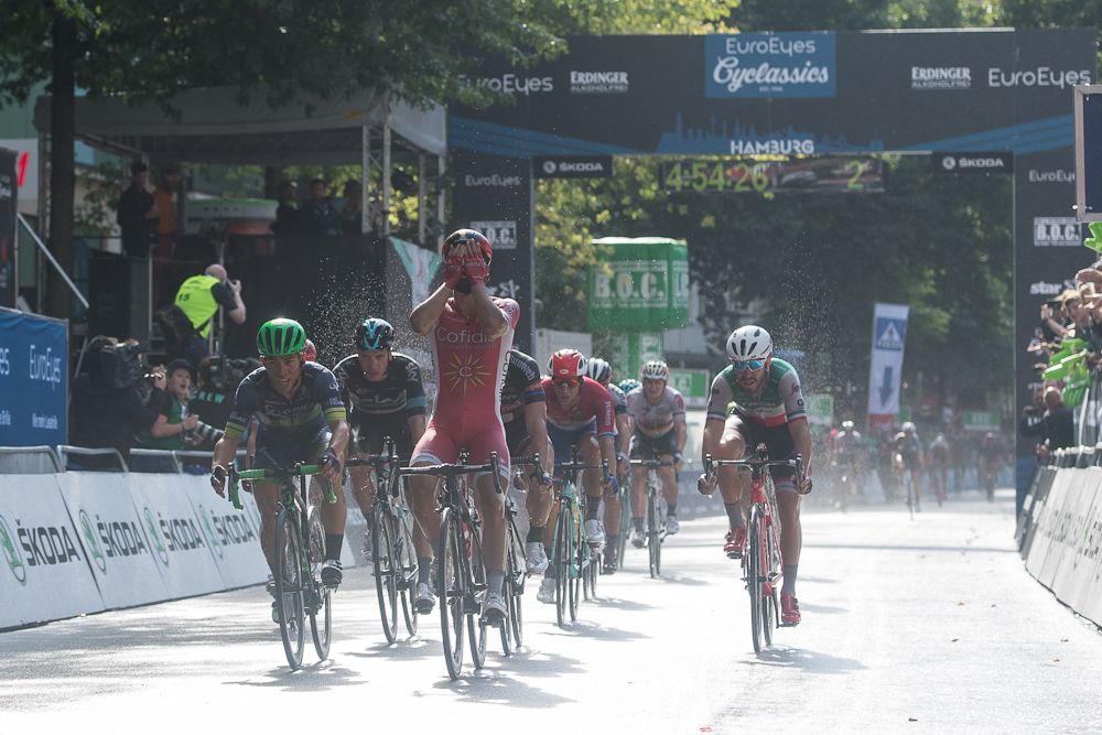 Nacer Bouhanni crosses the line first but is later relegated at the Euroeyes Cyclassics Hamburg
