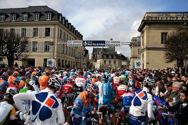 The start in Compi&egrave;gne when the riders are fresh and clean.