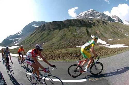 A group containing Axel Merckx (Phonak).