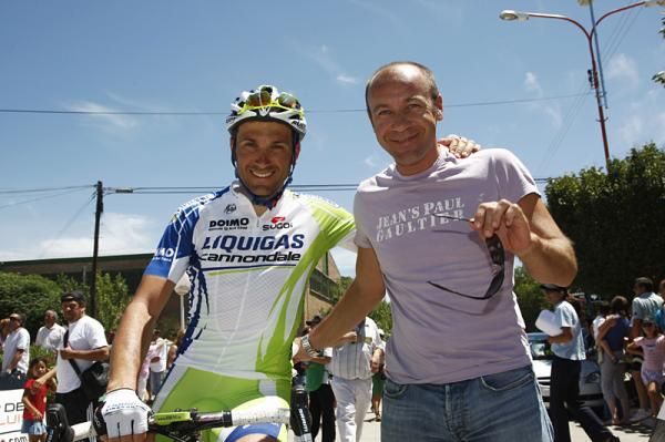 Ivan Basso poses with Giovanni Lombardi, retired Italian sprinter