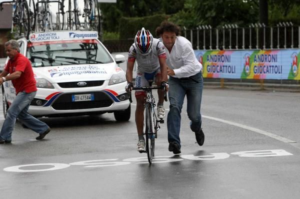 Francesco Ginanni (Androni Giocattoli) stops for some help