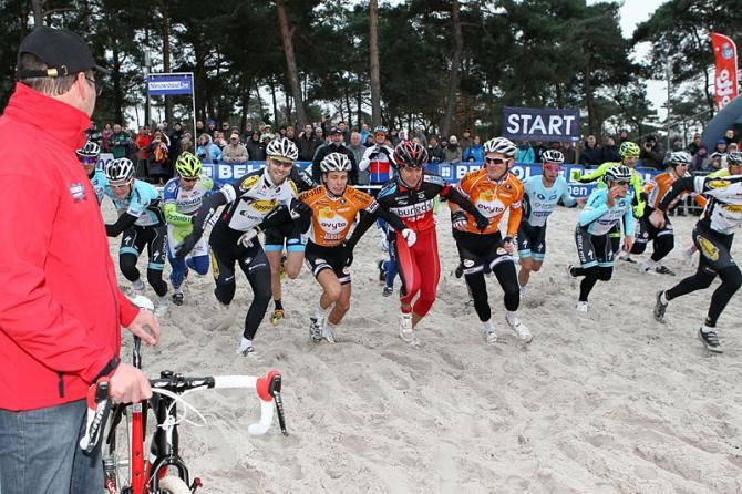 Like a 24-hour MTB race, riders ran to their bikes at the start.