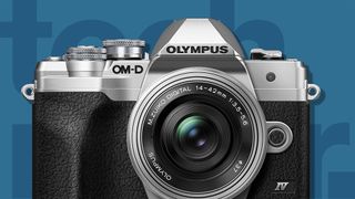 Beste billige kamera: Olympus OM-D E-M10 Mark IV mot blå bakgrunn