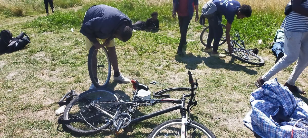 Des réfugiés oubliés réparant des vélos à l’ombre du Tour de France