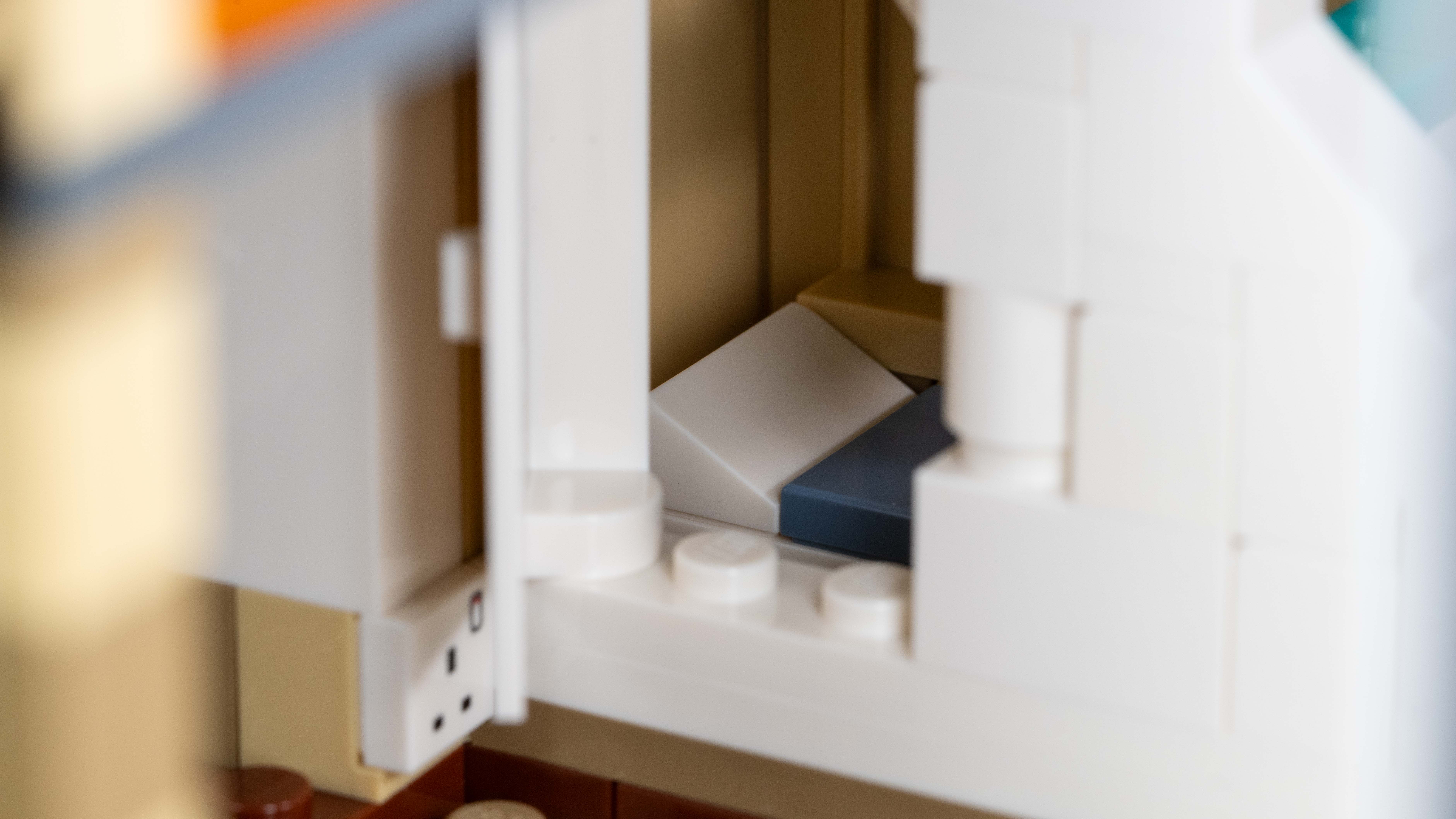 Lego Privet Drive: Aunt Marge's Visit (76451) the cupboard under the stairs