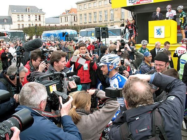 The press swarmed around former winner Tom Boonen at the start in Compi&egrave;gne.