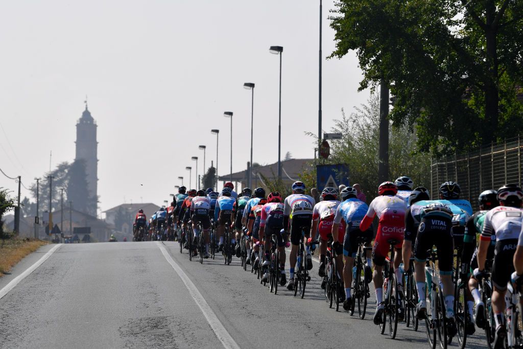 The peloton during Gran Piemonte