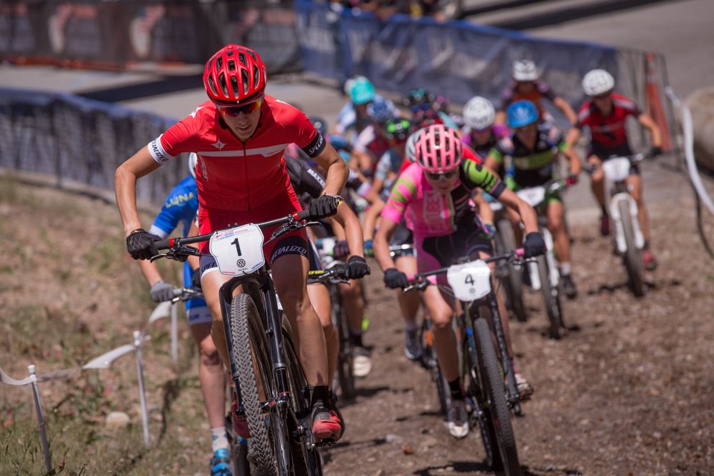 Defending champion Lea Davison led the women&acirc;s field out of the start lane onto the dirt for their five-lap event.