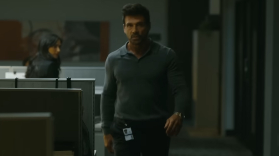 Rick Flag Sr de Frank Grillo se mueve por la oficina en la temporada 2 de Peacemaker