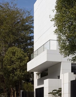 L House by AD ARCHITECTURE exterior detail of white block