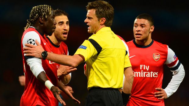 LONDON, ENGLAND - FEBRUARY 19:Bacary Sagna of Arsenal appeals to Referee Nicola Rizzoli during the UEFA Champions League Round of 16 first leg match between Arsenal and FC Bayern Muenchen at 