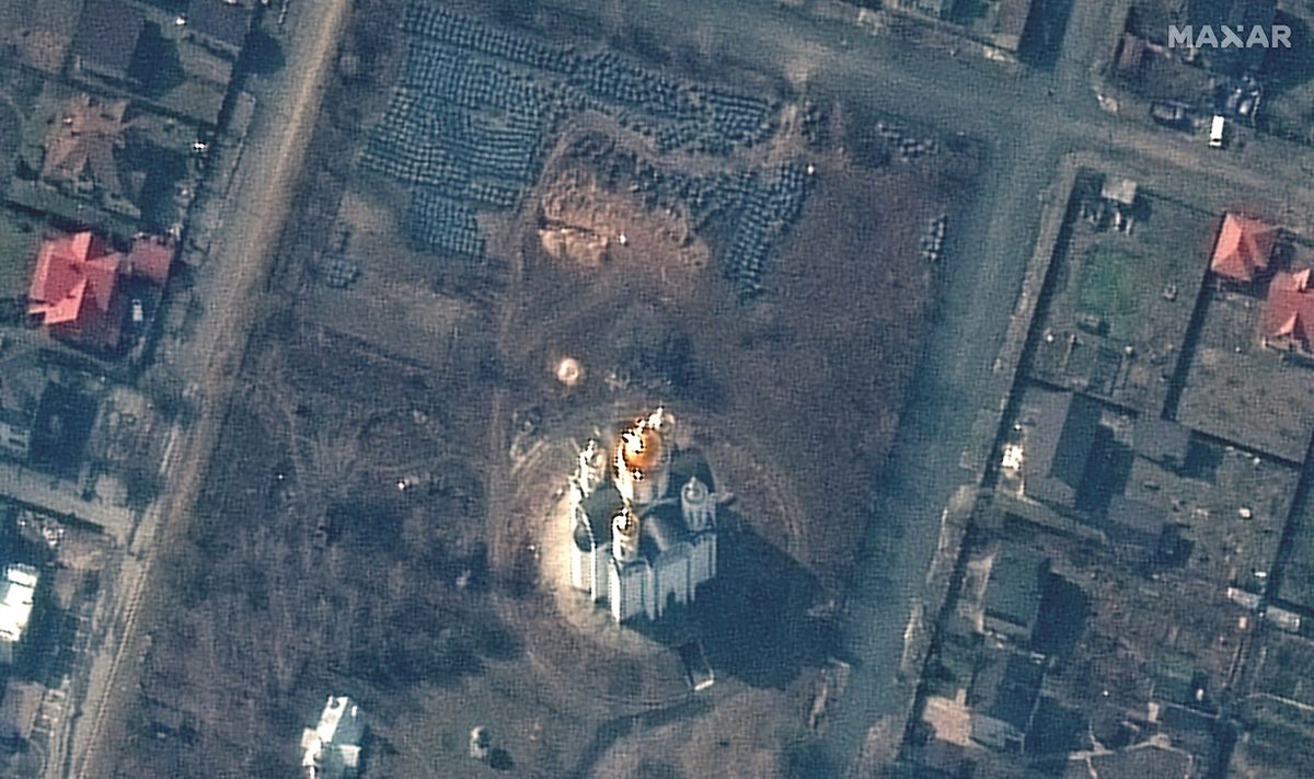 Mass grave in Ukraine seen from space (satellite photos)