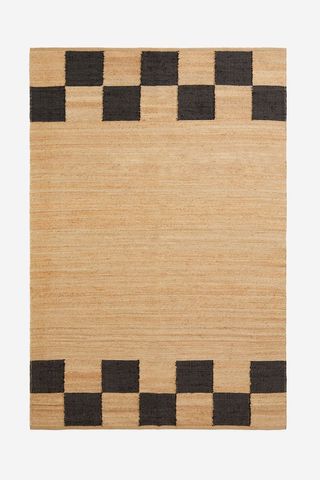 Checkered accent area rug made of jute from H&M Home.