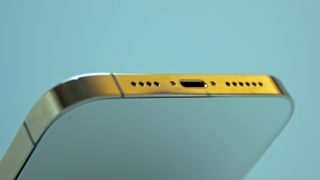 El puerto Lightning de un iPhone 12 Pro Max
