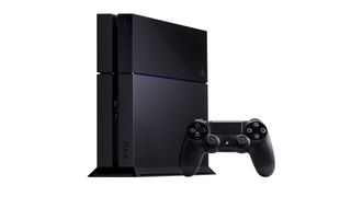 En sort PlayStation 4 står ved siden af ​​dens tilhørende spilkontroller og vises mod en hvid overflade.