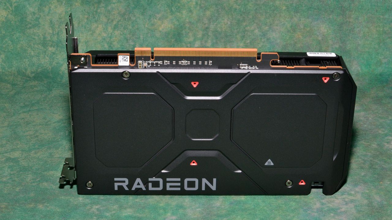 AMD Radeon RX 7600 unboxing and card photos