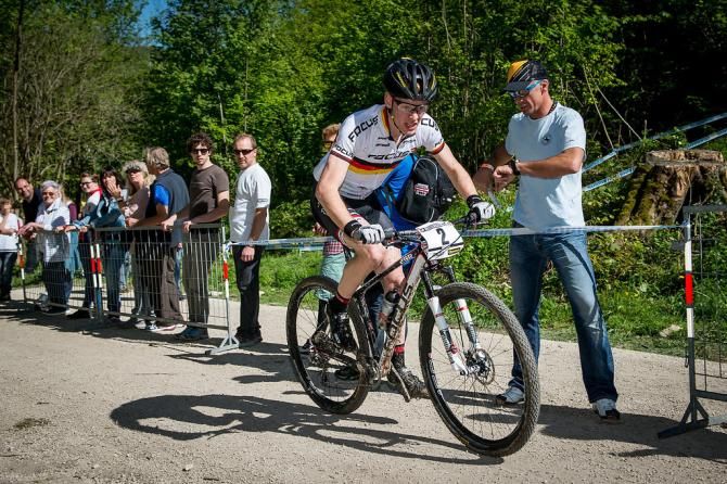 Markus Schulte-Luenzum on a gravel climb