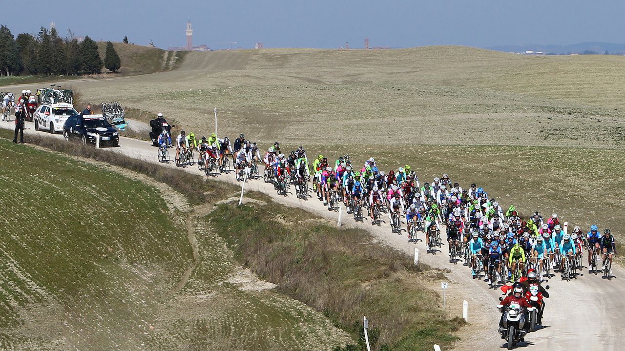 The peloton during the 2013 Strade Bianche