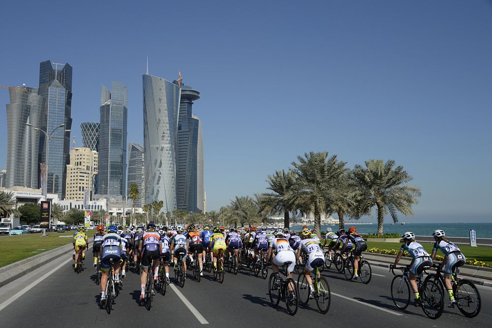 The women's field races into Dukhan Beach finish area