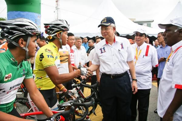 Race leader Anuar Manan (Terengganu Cycling Team) is greeted at the start of stage 5