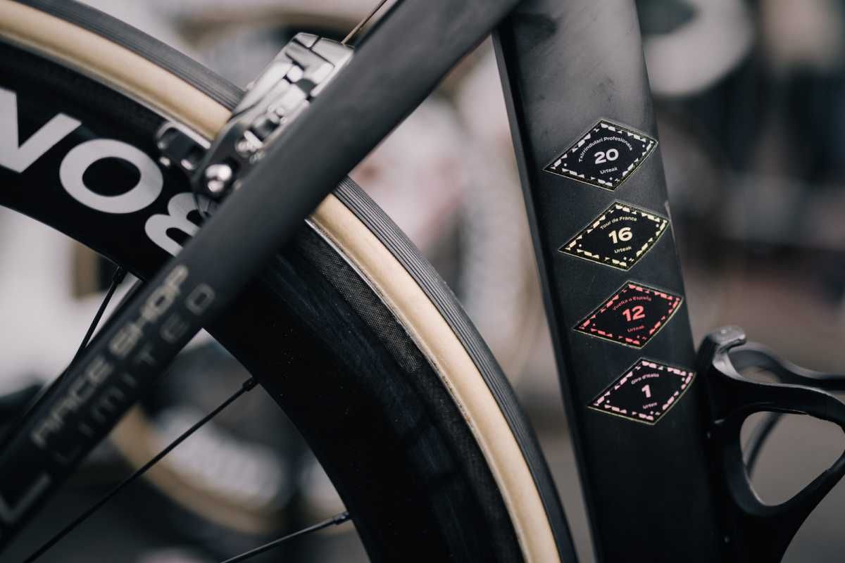 The decals celebrate Zubeldia's 20 years as a pro and his participations in each of the Grand Tours