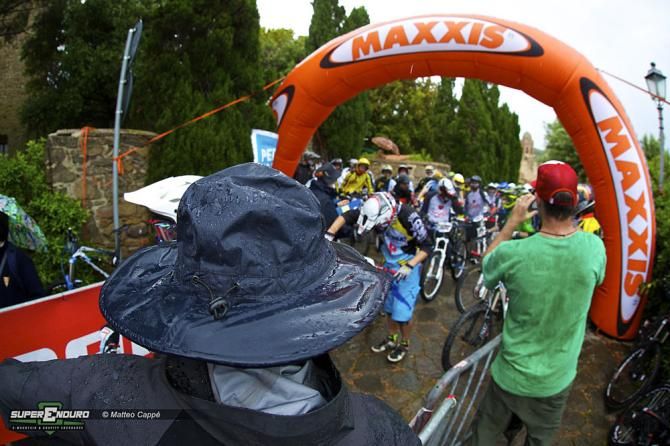 Just before the prologue stage kicks off, it began raining, making the streets slippery