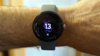 Google Pixel Watch ihmisen ranteessa