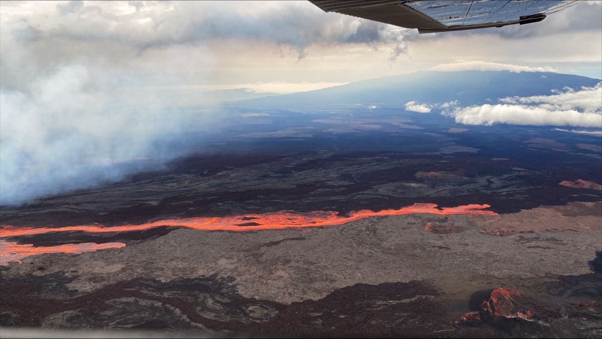 Satellites watch Mauna Loa, world's largest active volcano, erupt in Hawaii (photos)