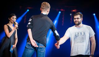 Viper [right] greets Hunterace before the final match. Little did he know what was coming. ©Blizzard, Helena Kristiansson   